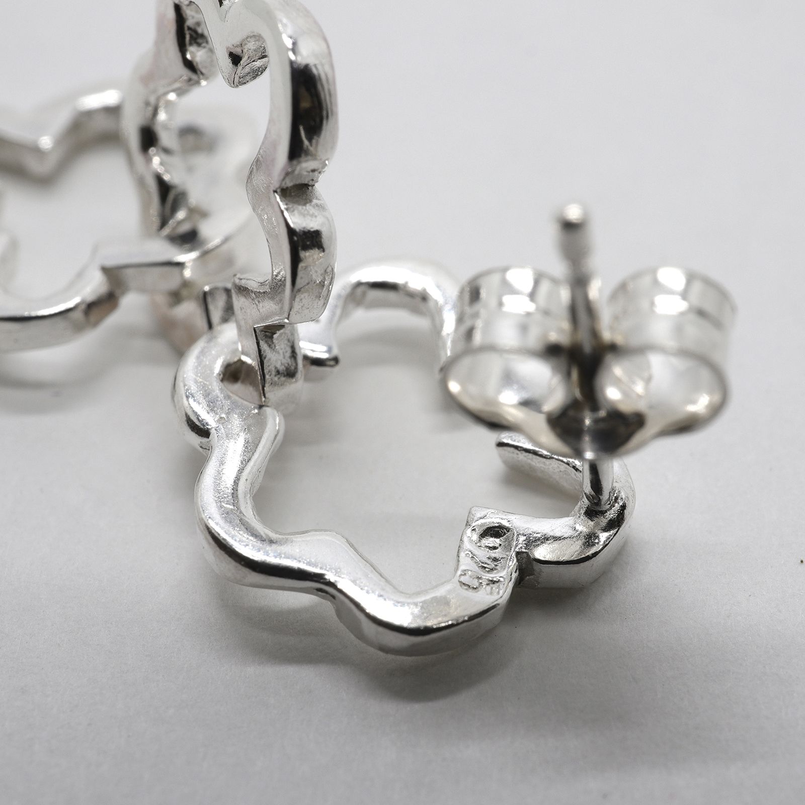 「Flower Chain Stud Earrings」ピアス