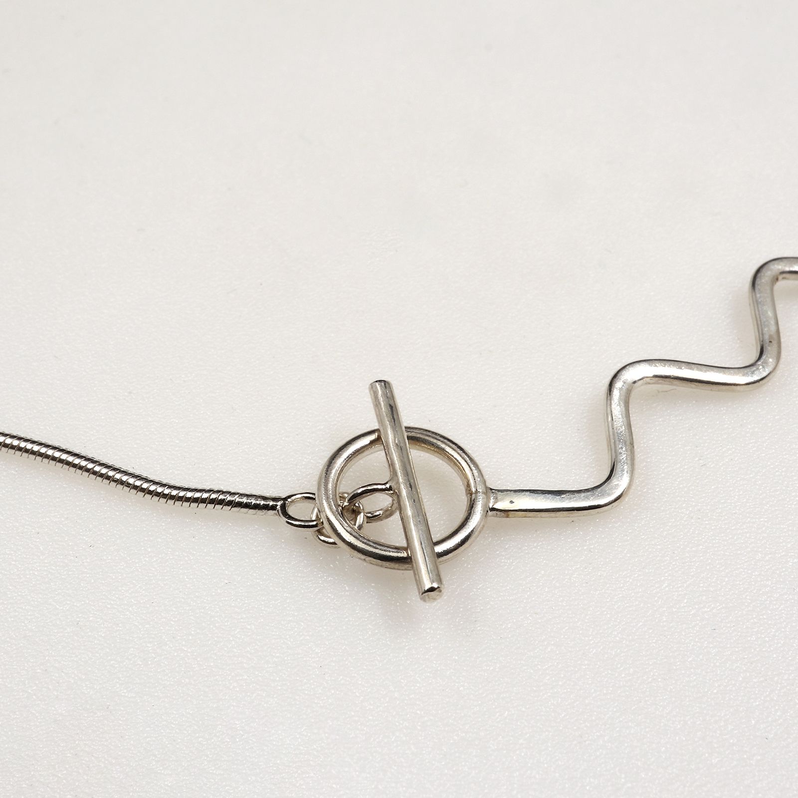 「LINE NECKLACE ZIG SHORT」ネックレス