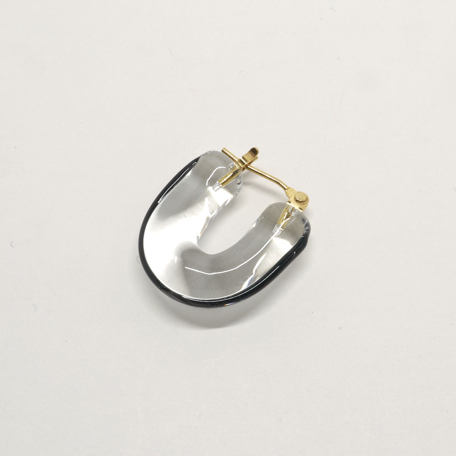 「Glass Hoop “U" LINE」ピアス（片耳） ブラック