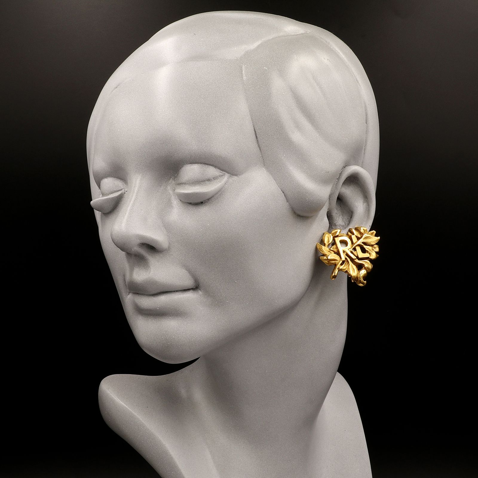 「イニシャルリーフ」イヤリング フランス RENA LANGE