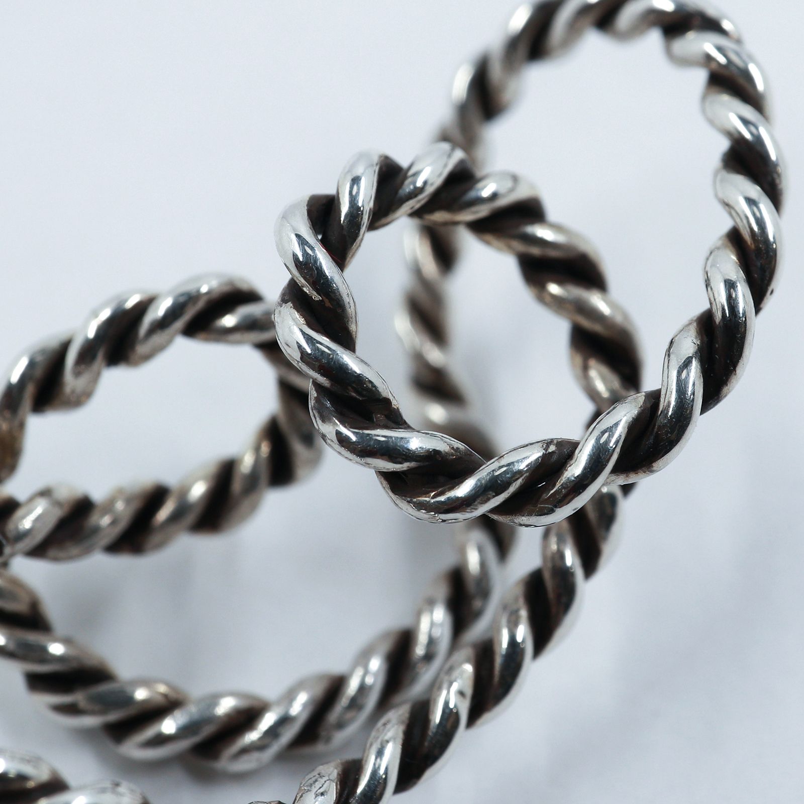 「ROPING MOBIUS EARCUFF」イヤーカフ