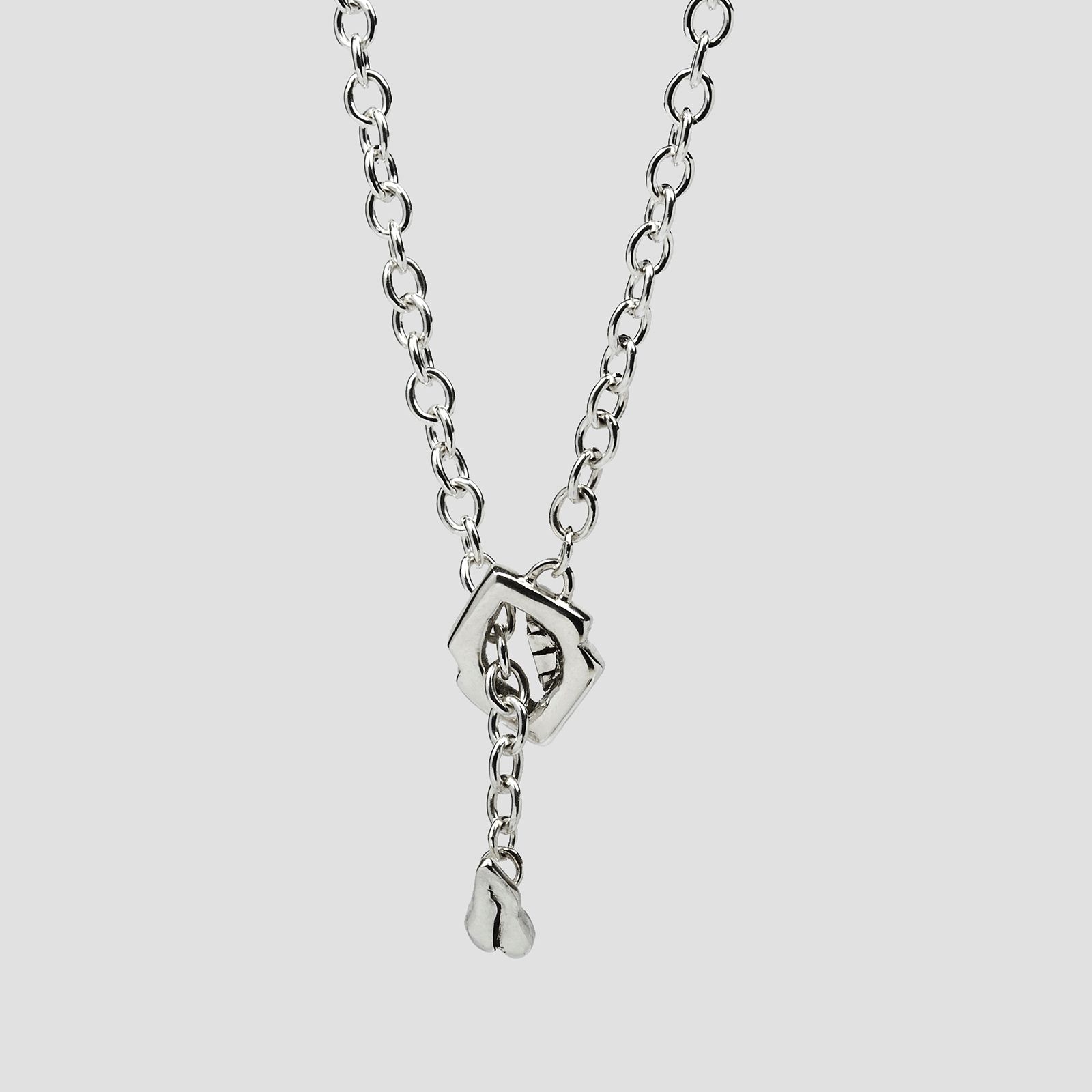 「Mini Tongue Toggle Necklace」ネックレス