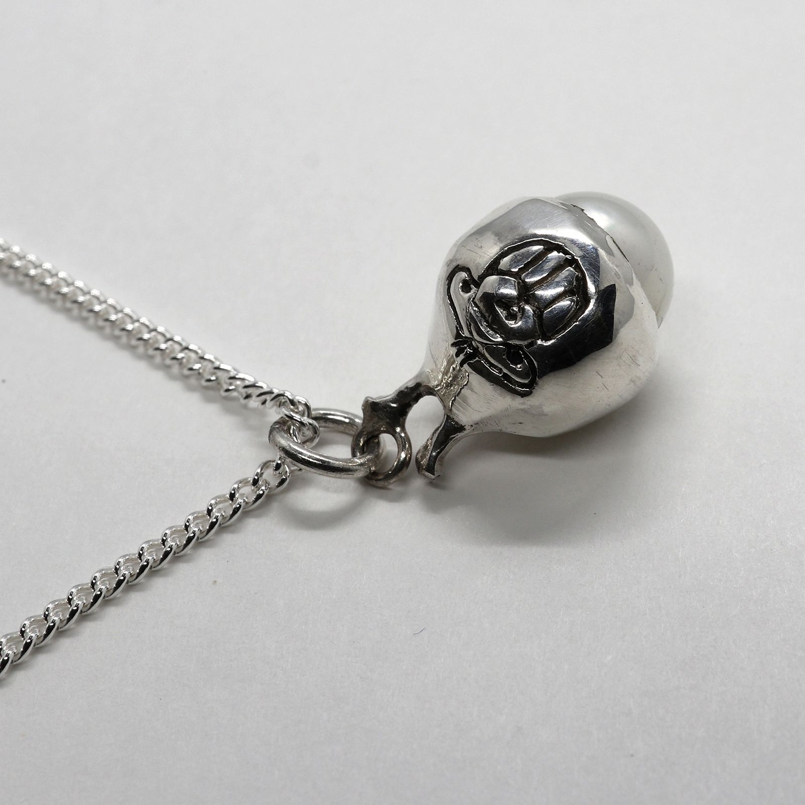 「Space Hopper Necklace」ネックレス