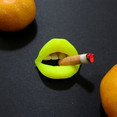 「LIPタバコ」ブローチ イエロー