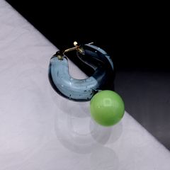 「Glass Hoop "C" Pierce MINI」ピアス(片耳) コーマ&グリーン