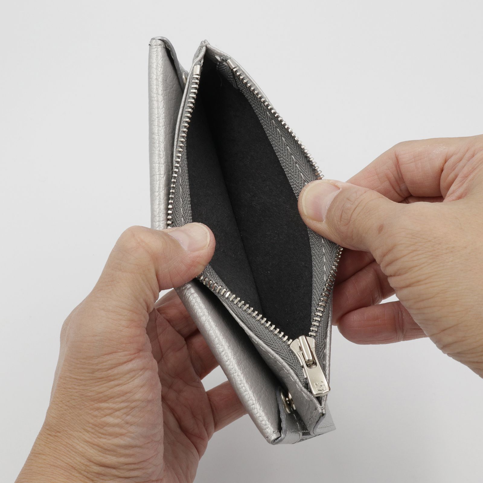 「小さく薄い長財布UNO ver.2 Plus Metallic Shrink」gunmetal silver