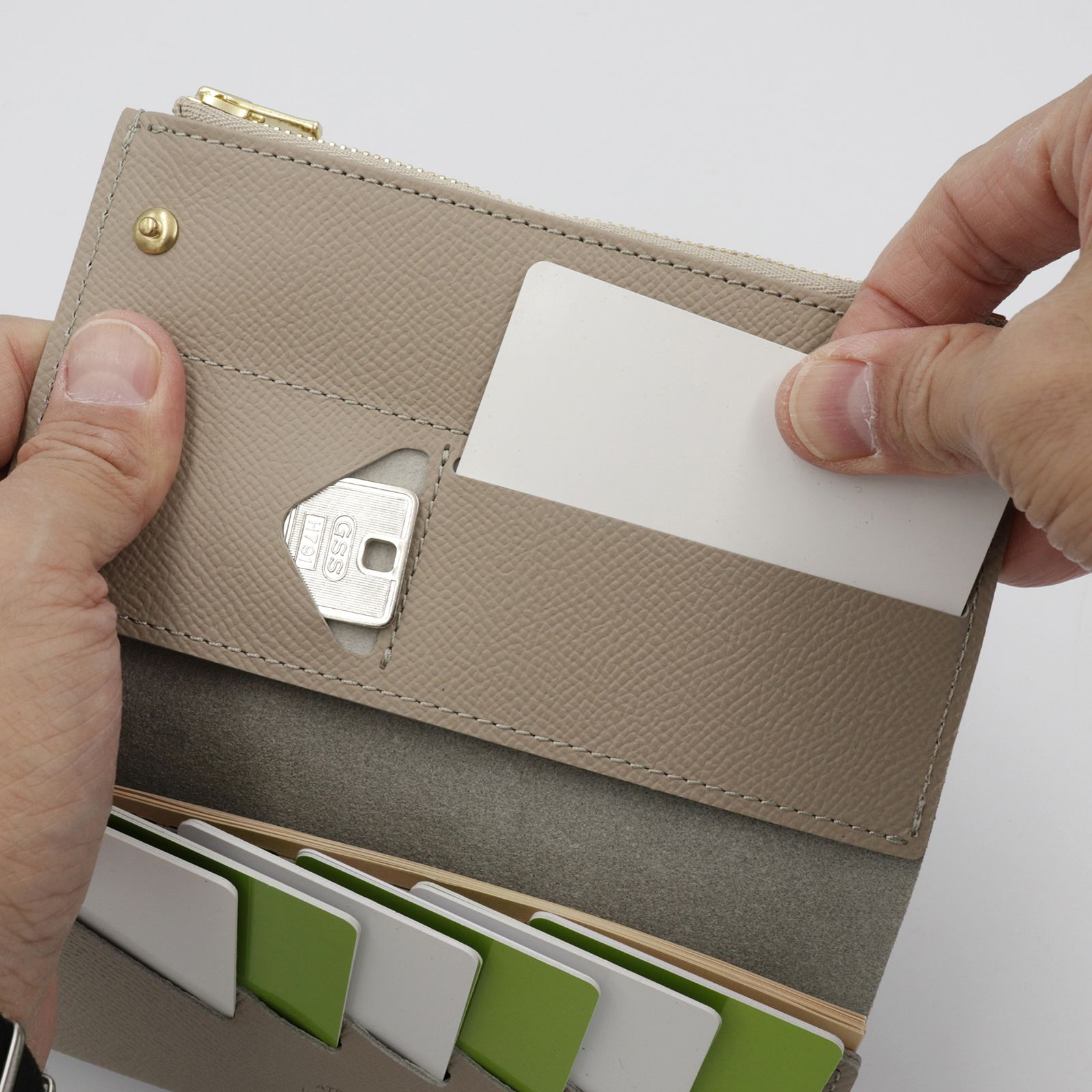 「小さく薄い長財布UNO ver.2 Plus Metallic Shrink」gunmetal silver