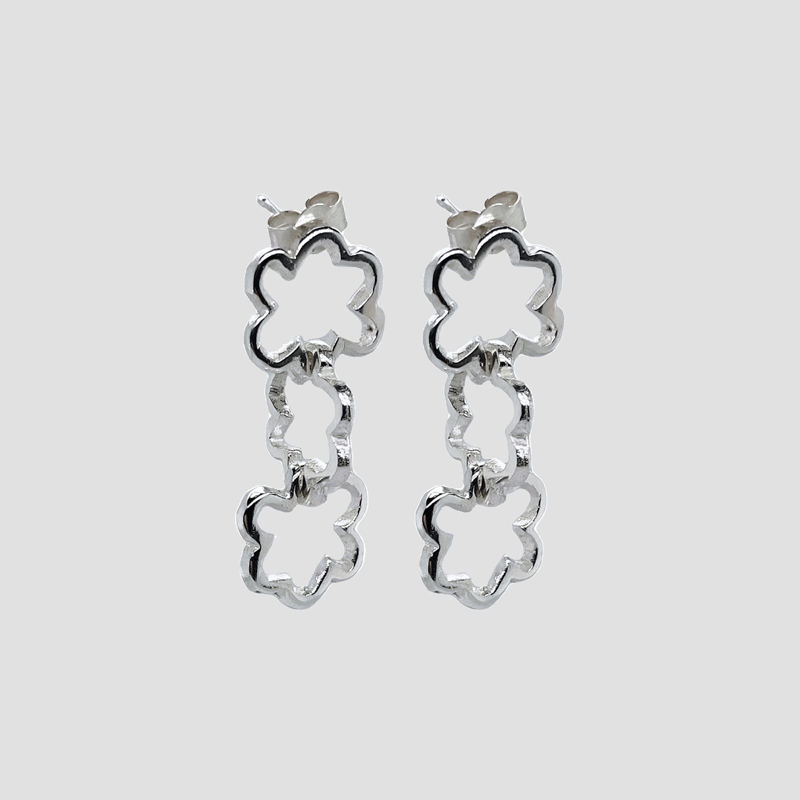 「Flower Chain Stud Earrings」ピアス