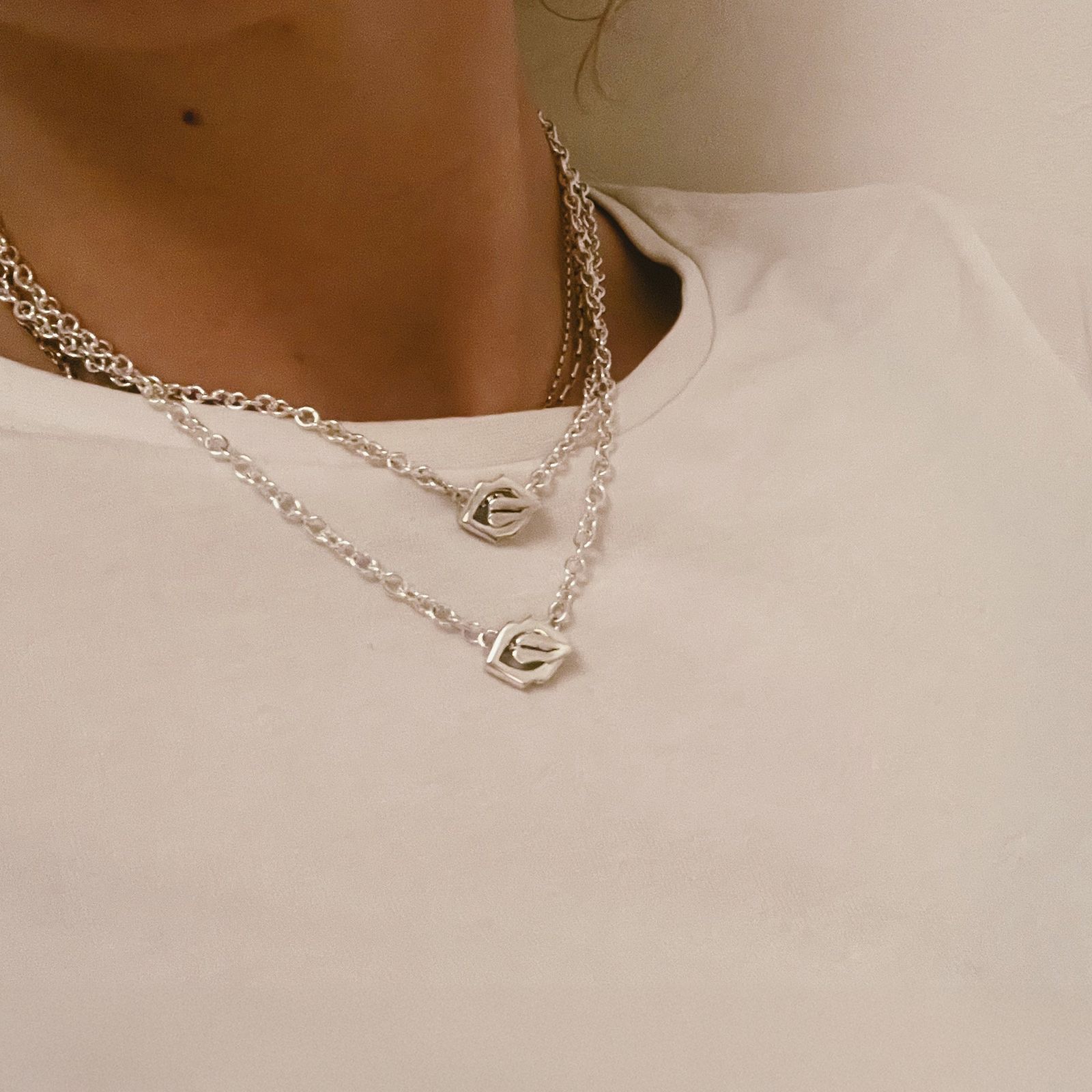 「Mini Tongue Toggle Necklace」ネックレス
