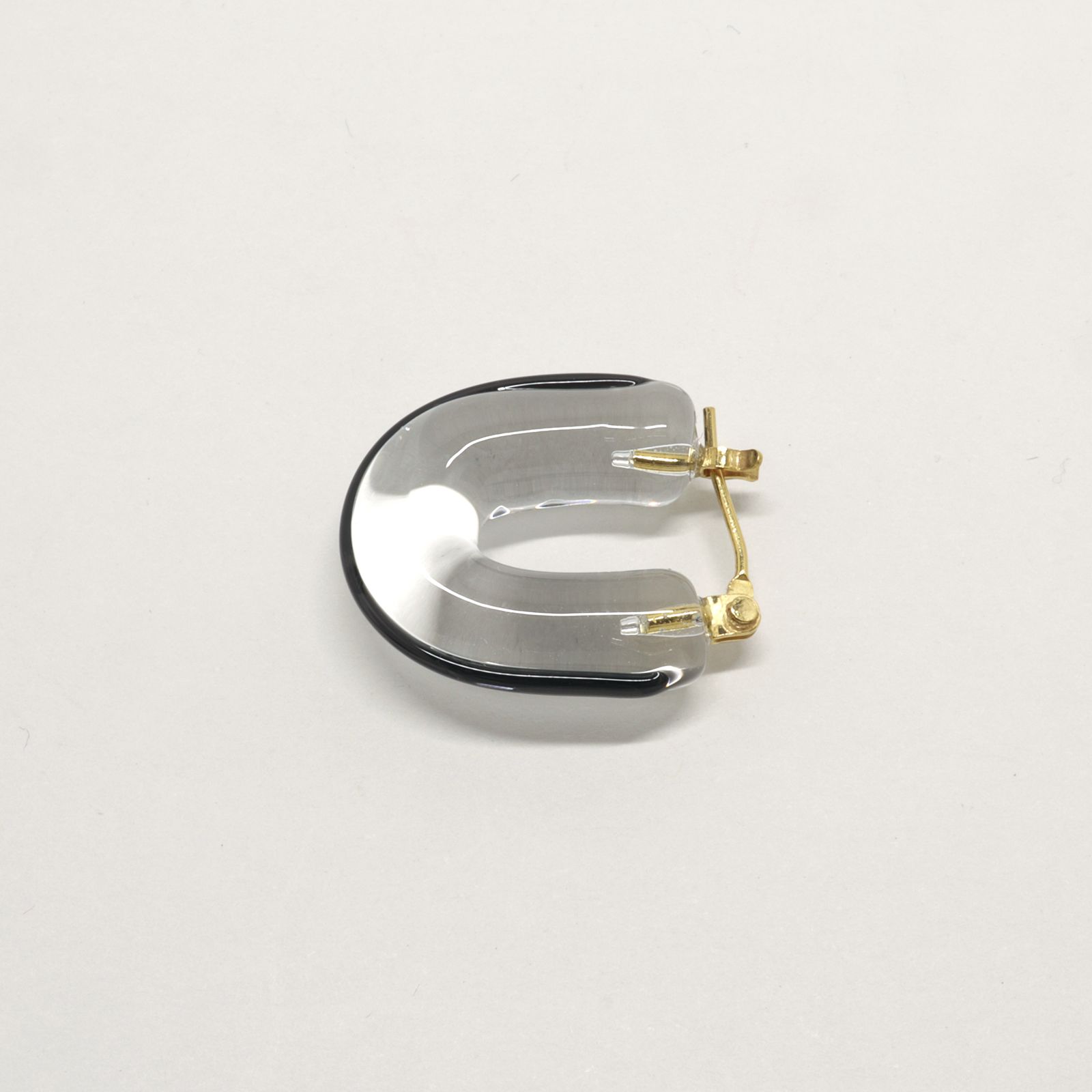 「Glass Hoop “U" LINE」ピアス（片耳） ブラック
