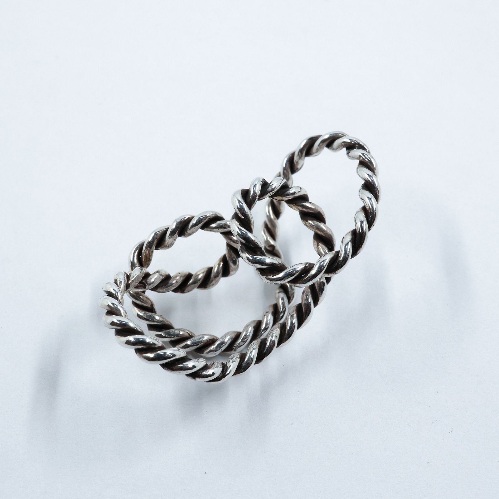 「ROPING MOBIUS EARCUFF」イヤーカフ