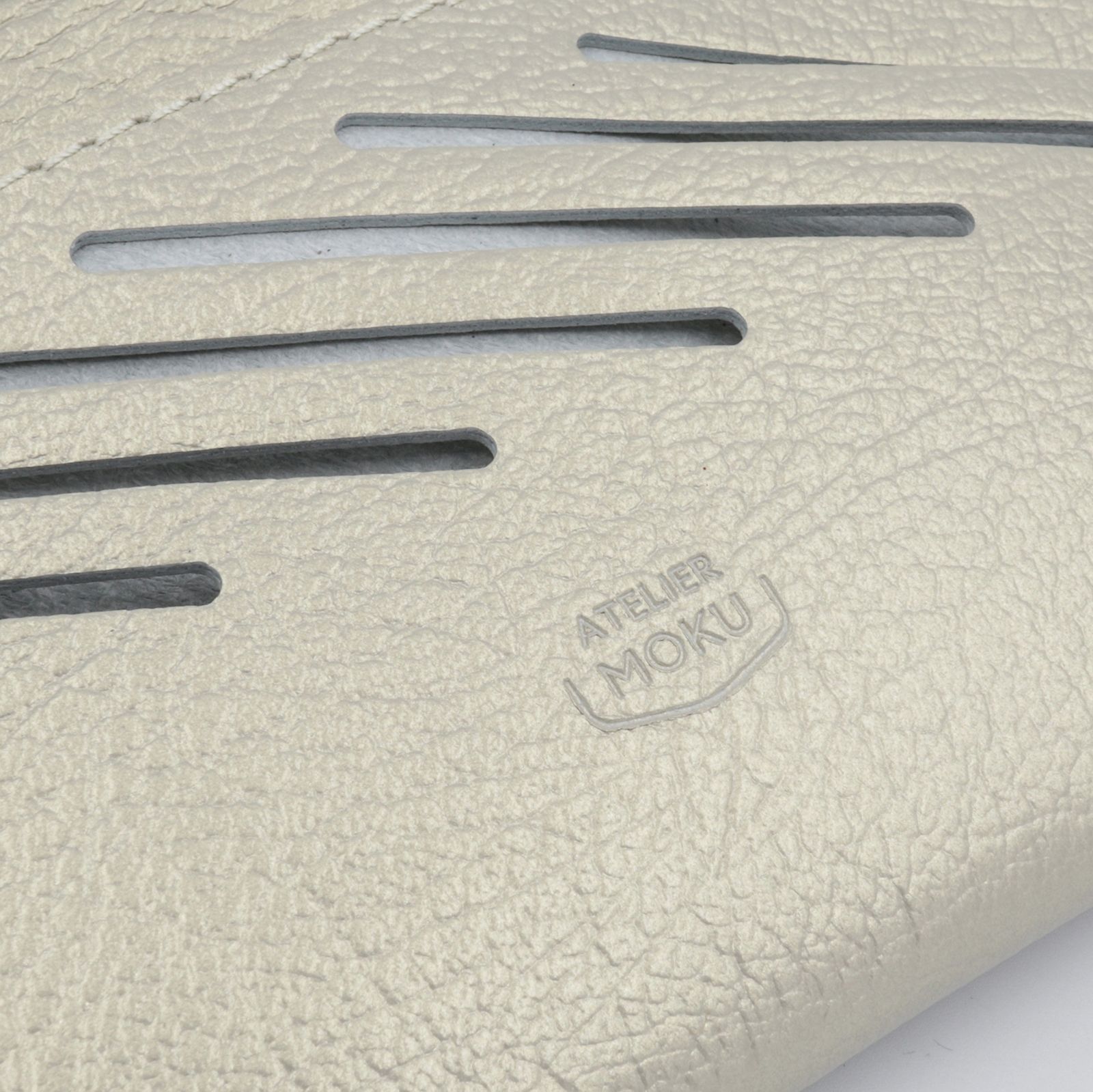 「小さく薄い長財布UNO ver.2 Plus Metallic Shrink」champagne gold