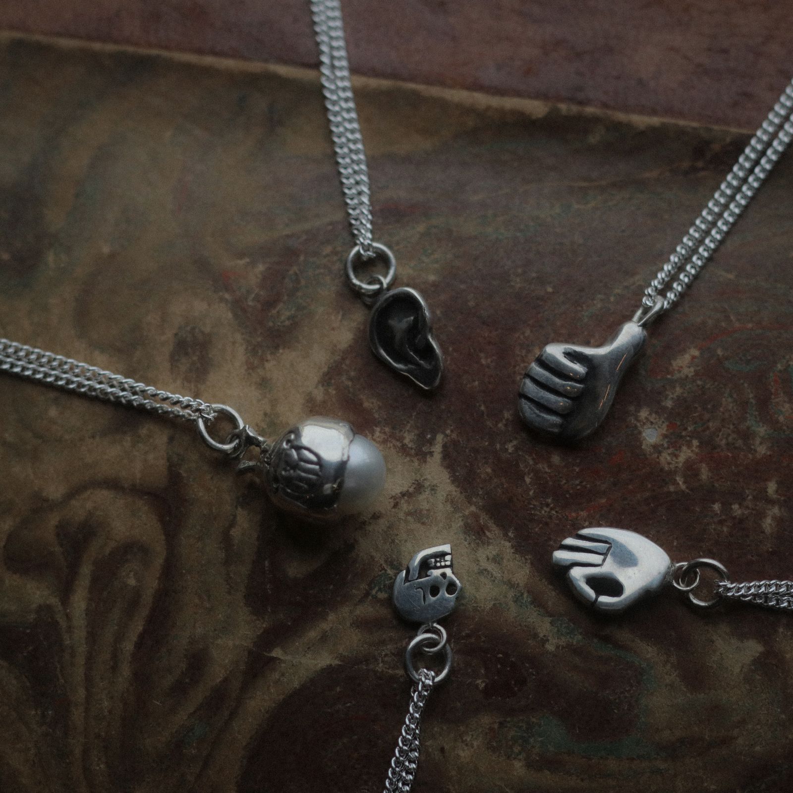 「Space Hopper Necklace」ネックレス
