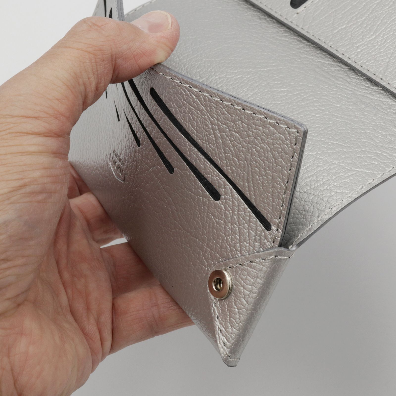 「小さく薄い長財布UNO ver.2 Plus Metallic Shrink」gunmetal silver