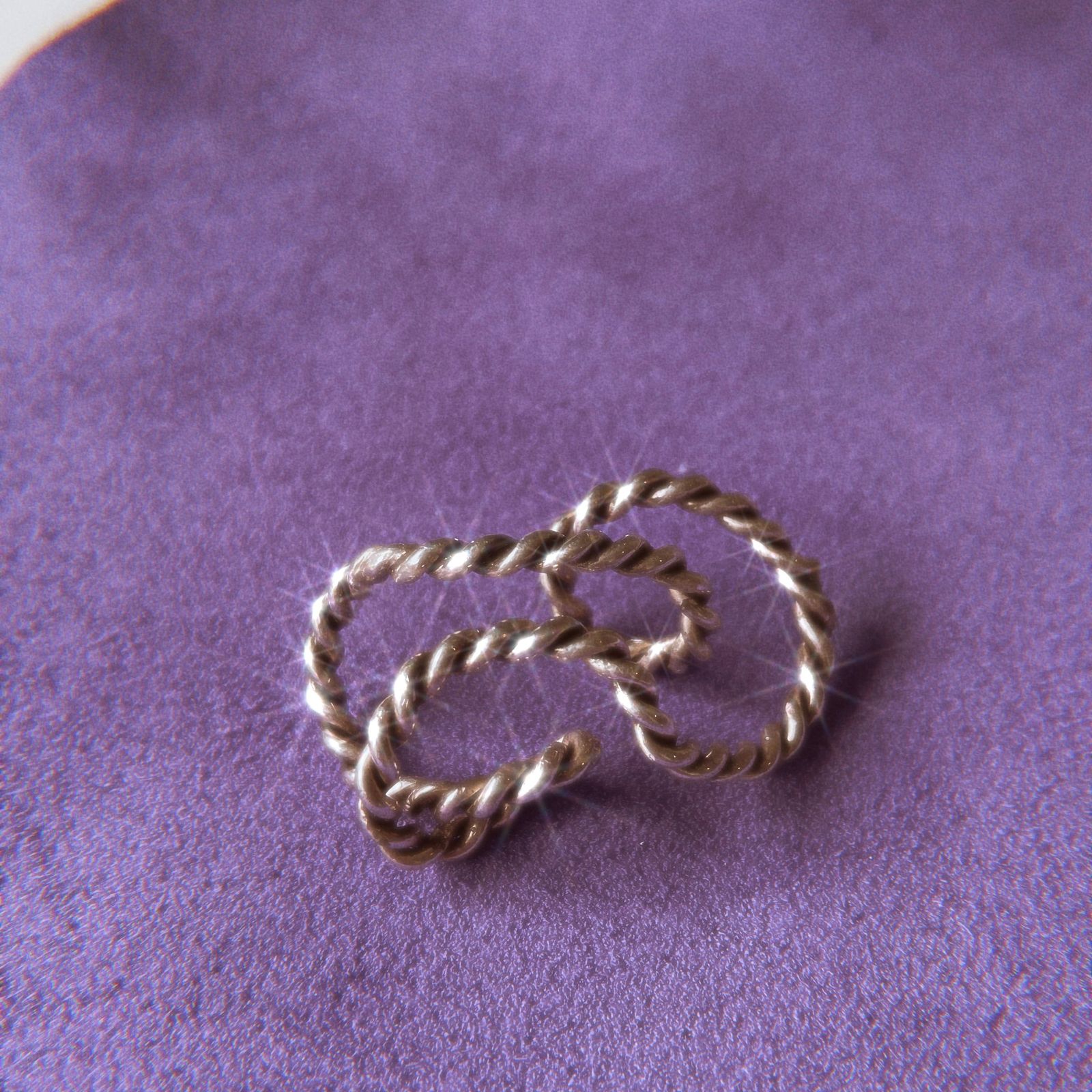 「ROPING MOBIUS EARCUFF」イヤーカフ
