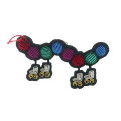 「Caterpillar on Wheels」ブローチ