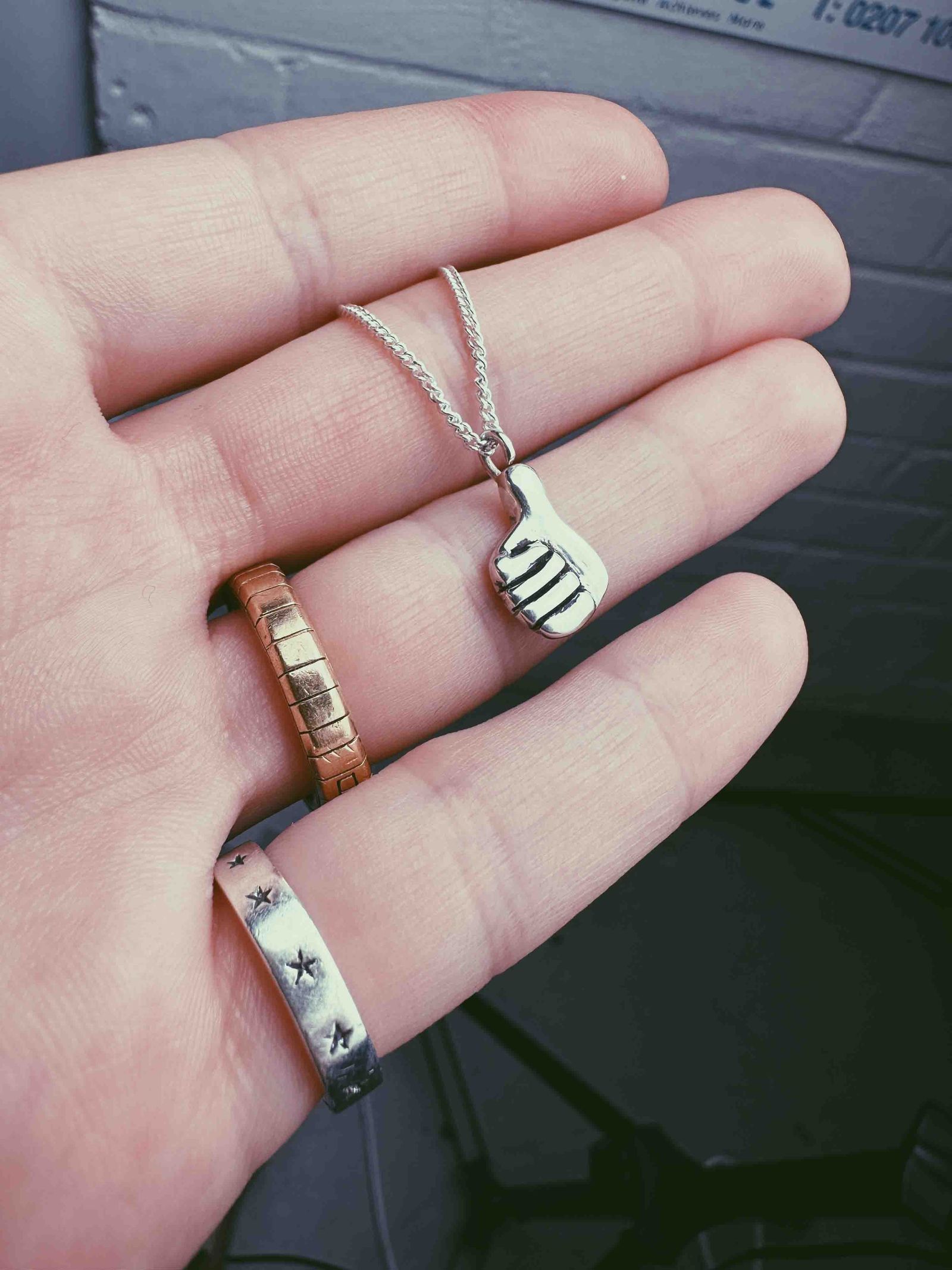 「Thumbs Up Necklace」ネックレス