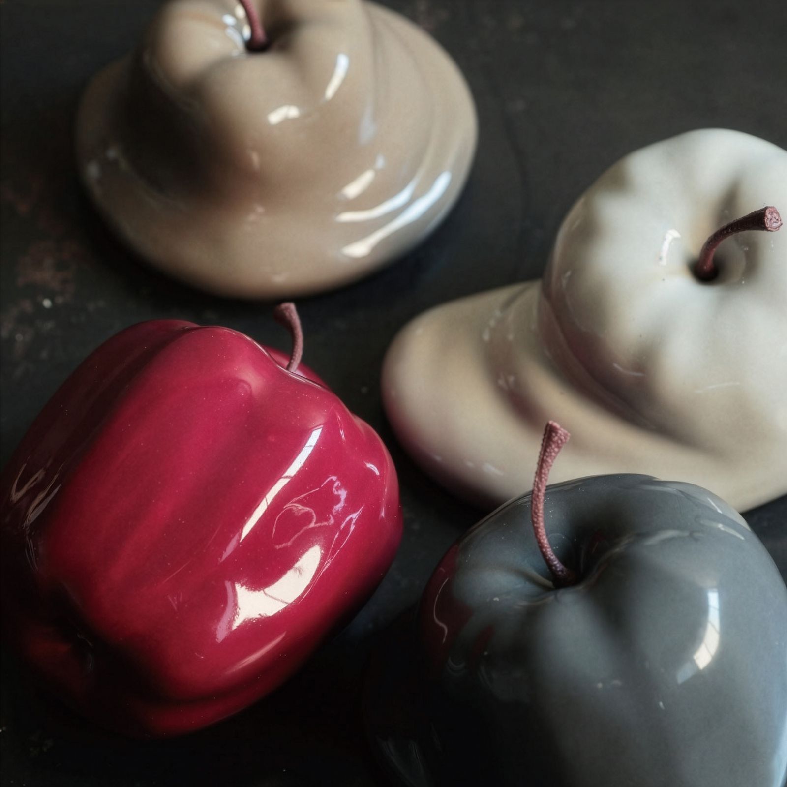 「ROBBEN DEEP APPLE」溶けたリンゴのオブジェ