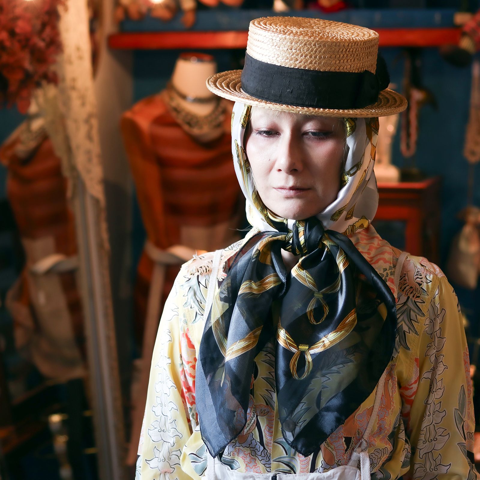 「ゴールデンヘルム」ヴィンテージスカーフ ヨーロッパ