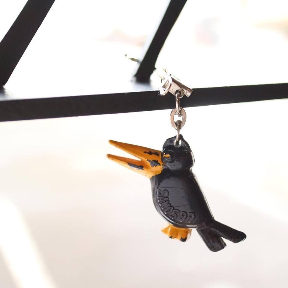 コルネカラスのフレンチキーホルダー、テレビジャック。
