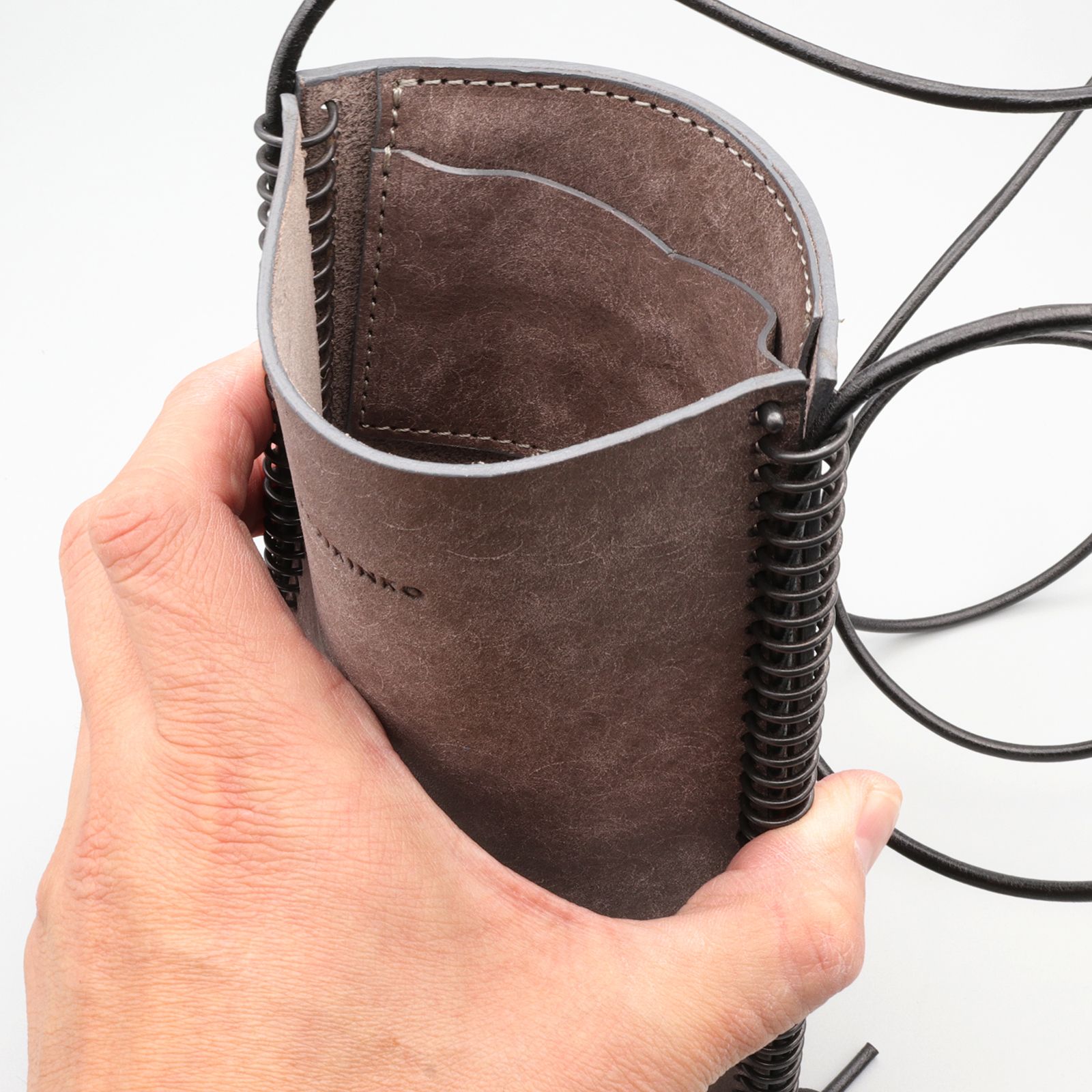 「TWIST 70 PHONE/CARD CASE」スマホショルダー ブラック×グレージュ