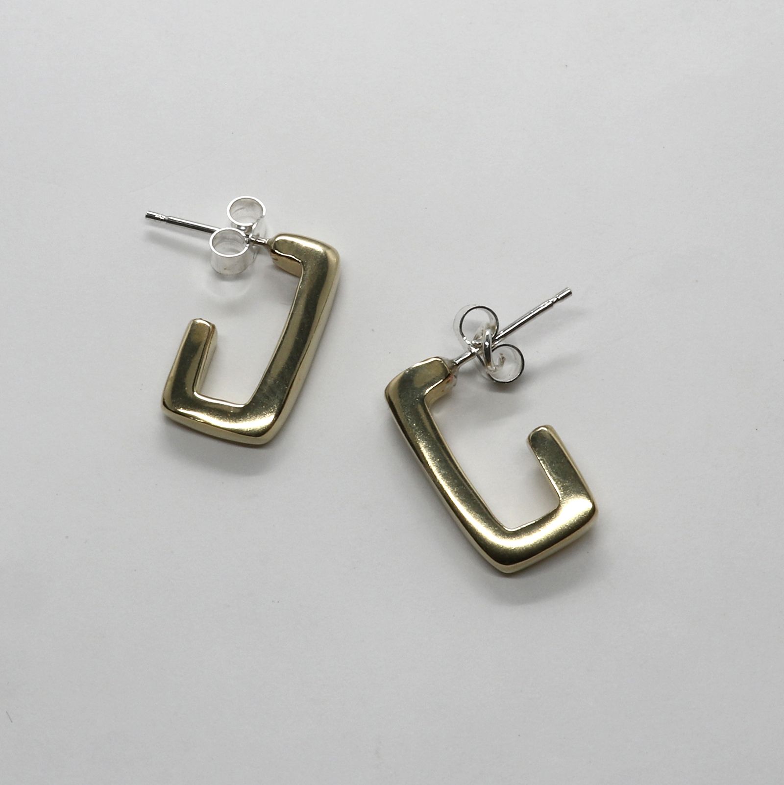 「Small Suquare Hoop Earring(brass)」ピアス