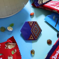 「70s ジオメトリックヘキサゴン」ブルー×レッド ブローチ イギリス