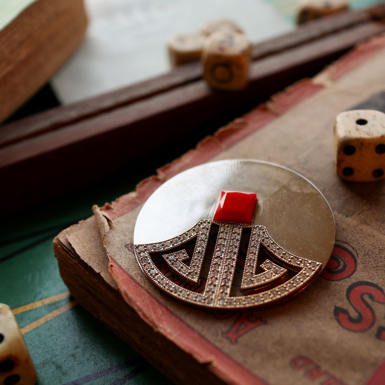 「アールデコサンライズ」ブローチ フランス SATELLITE