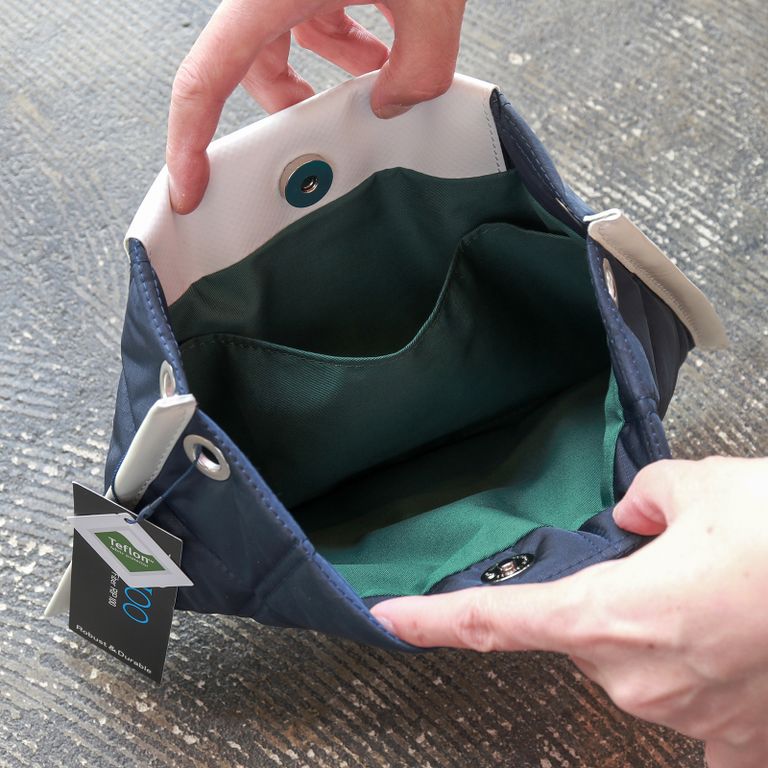 内装は抗菌素材クレンゼを使っており、ポケットはマスク収納にもおススメです。