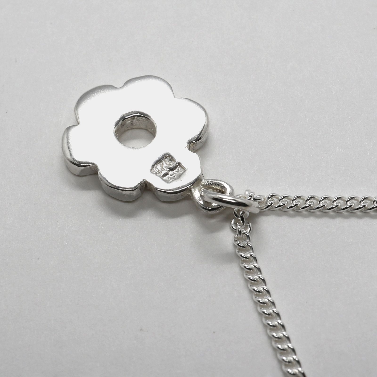 「Wonky Flower Charm Necklace」ネックレス