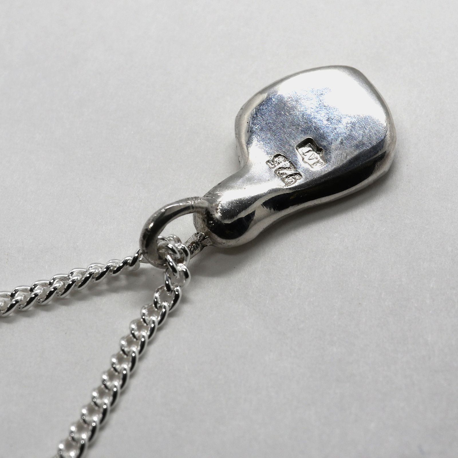 「Thumbs Up Necklace」ネックレス