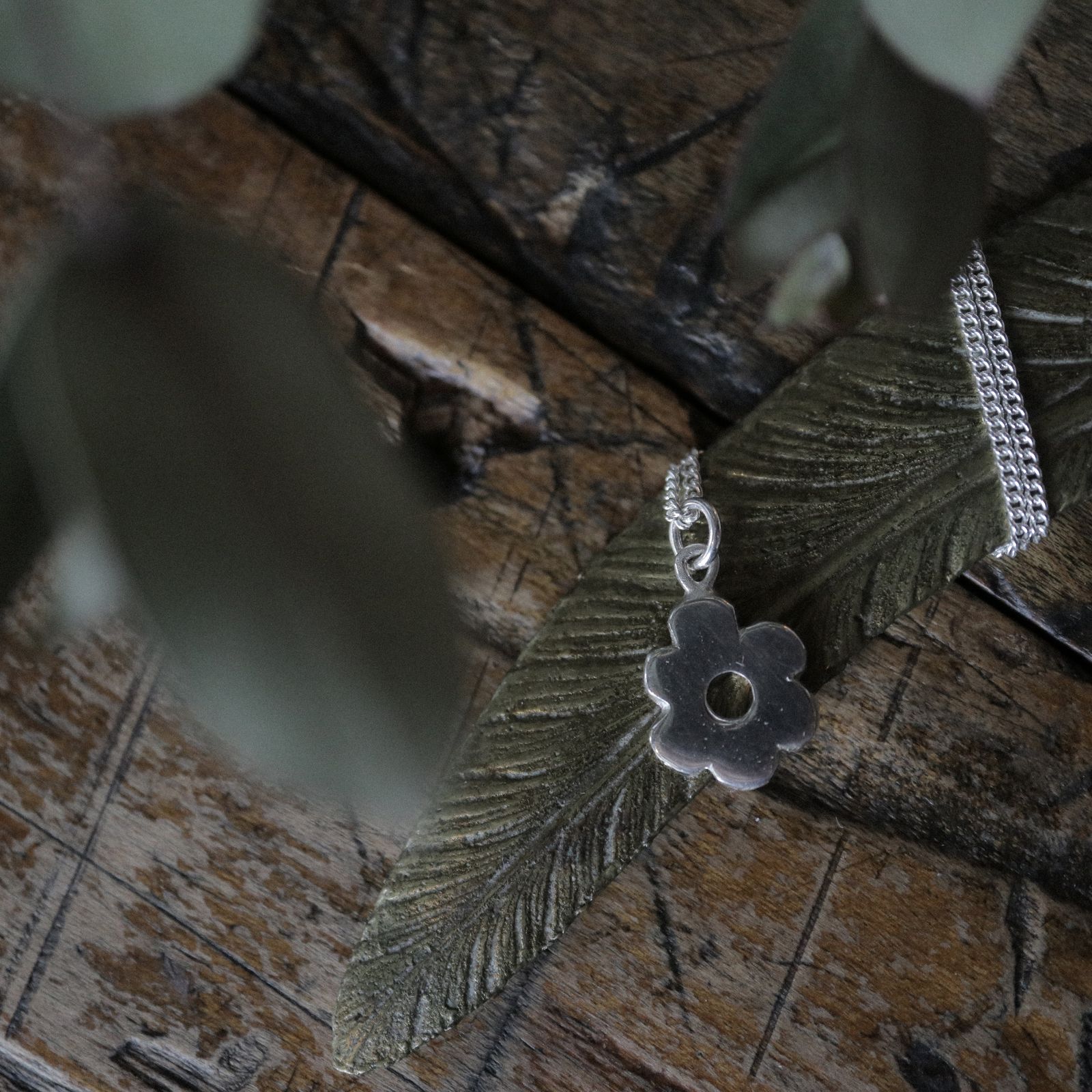 「Wonky Flower Charm Necklace」ネックレス