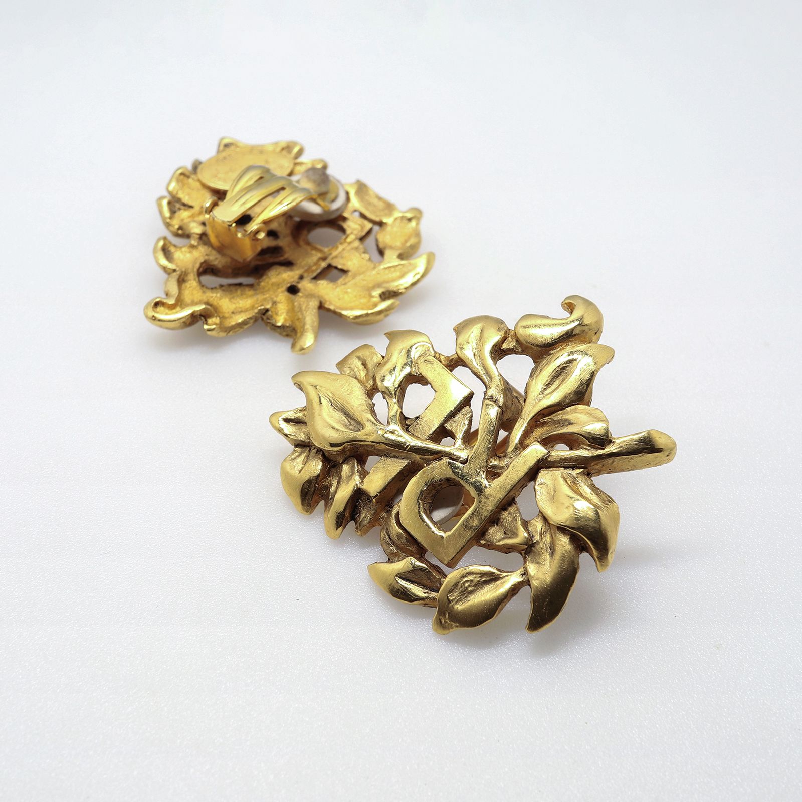 「イニシャルリーフ」イヤリング フランス RENA LANGE