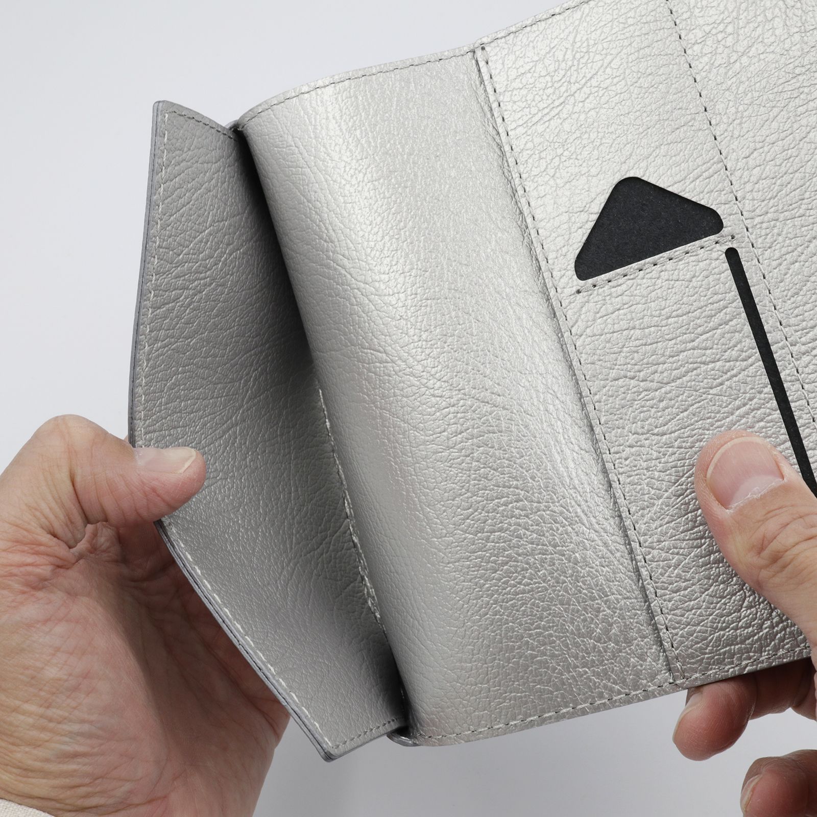 「小さく薄い長財布UNO ver.2 Plus Metallic Shrink」gunmetal silver