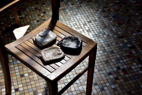 硬そうなのに柔らかい。石っぽいお財布。