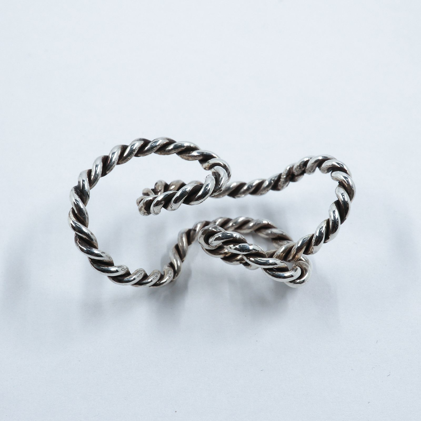 「ROPING MOBIUS EARCUFF」イヤーカフ