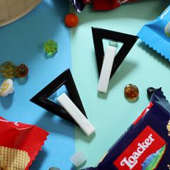 「70s ジオメトリックトライアングル」 ブラック×ホワイト ピアス イギリス