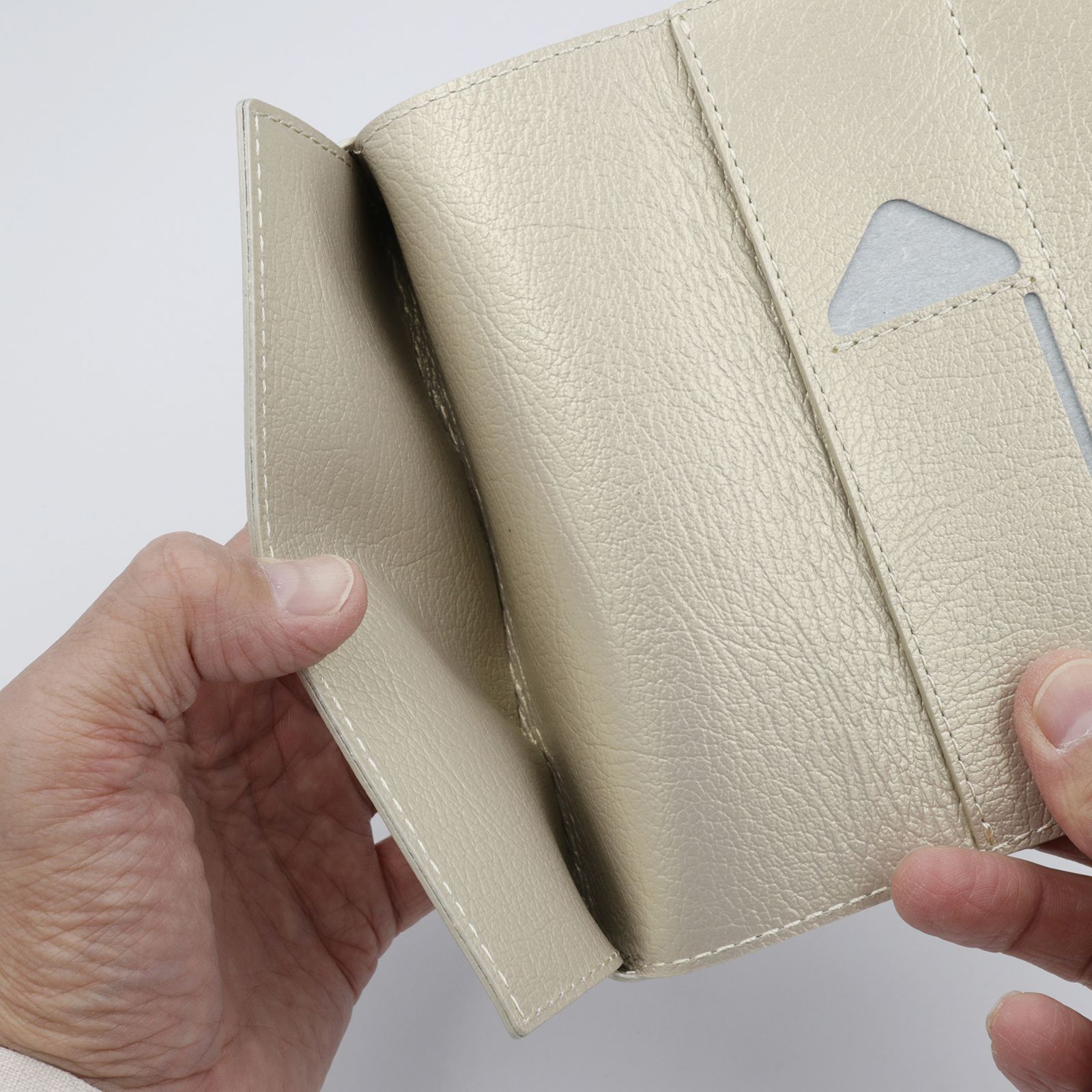 「小さく薄い長財布UNO ver.2 Plus Metallic Shrink」champagne gold