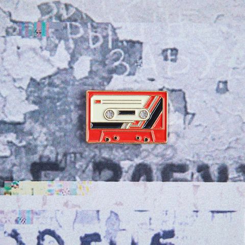 「Cassette red」ピンズ カセット 1990sコレクション
