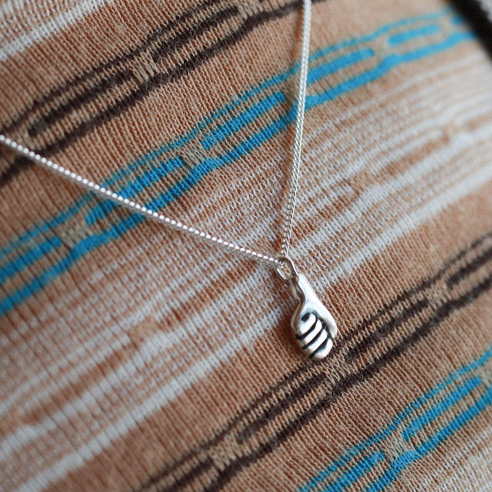 「Thumbs Up Necklace」ネックレス