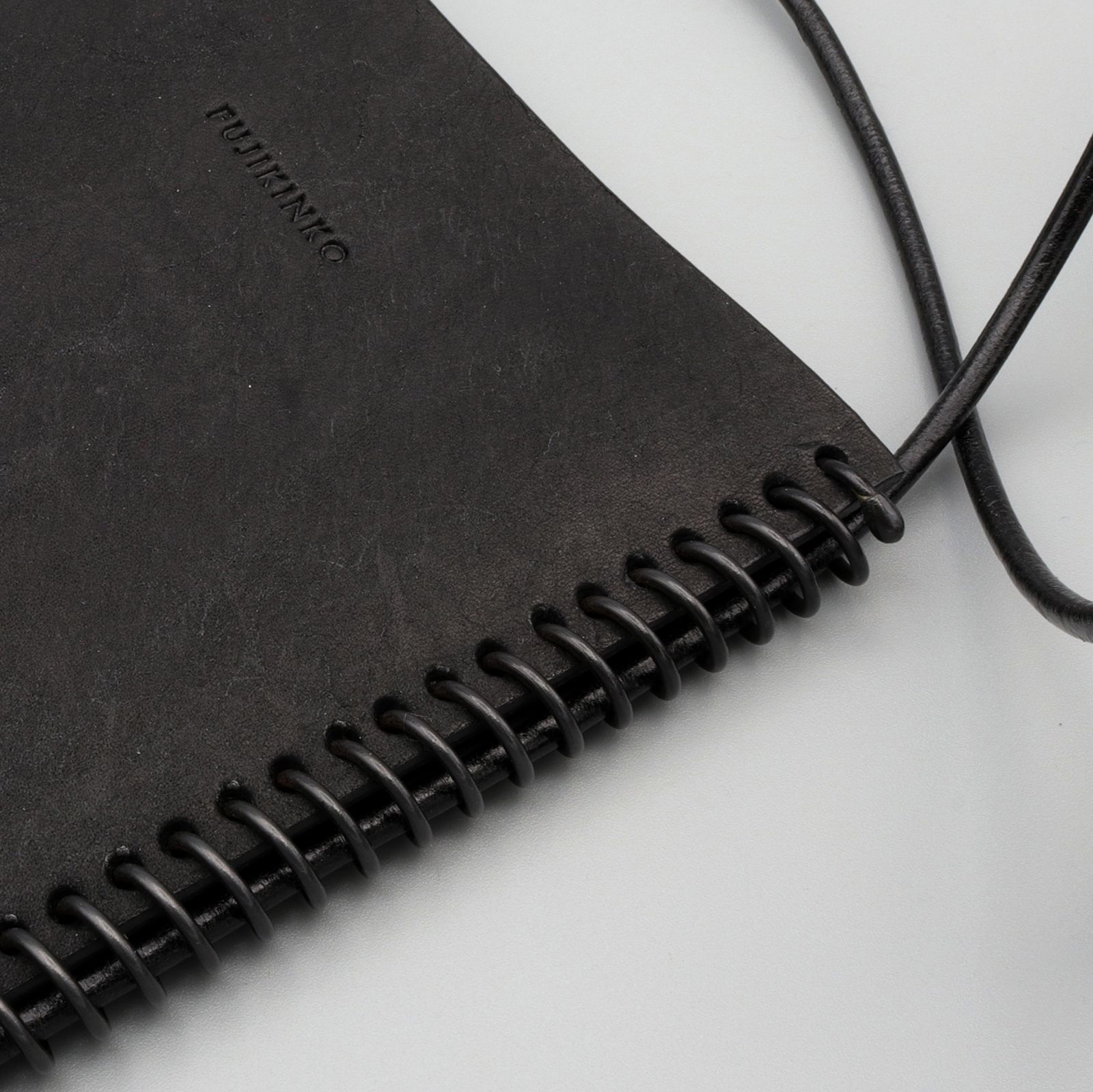 「TWIST 70 PHONE/CARD CASE」スマホショルダー ブラック×ブラック
