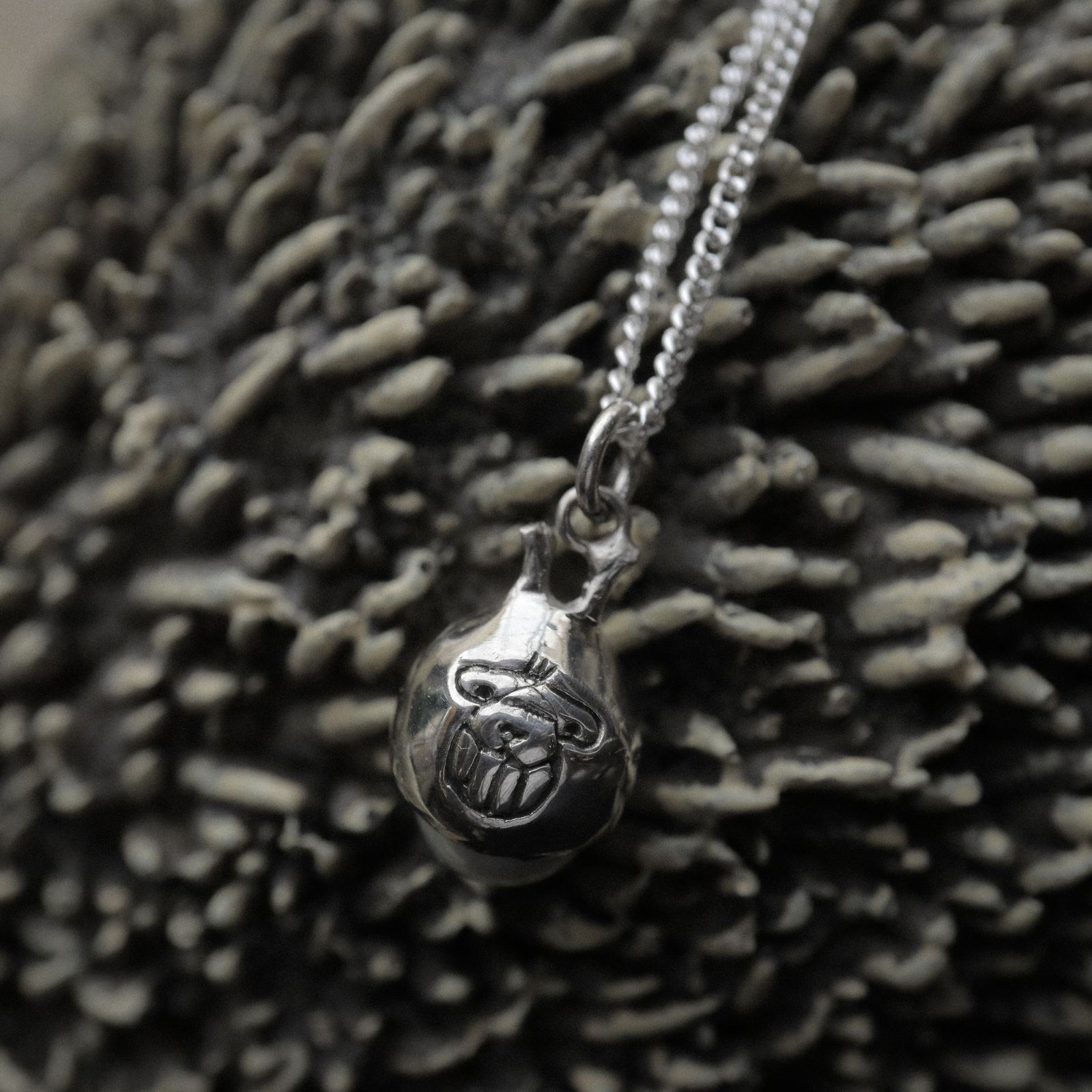 「Space Hopper Necklace」ネックレス