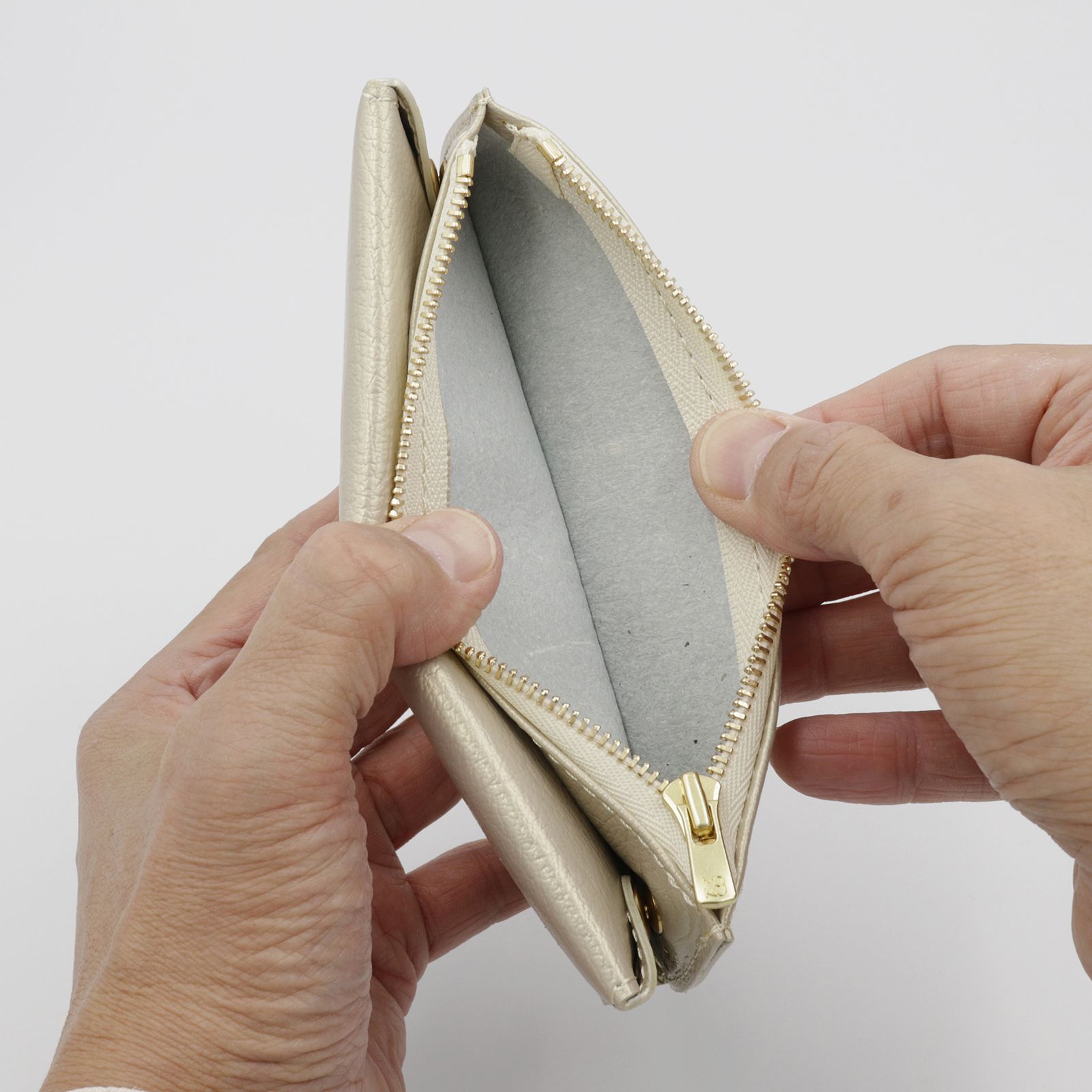 「小さく薄い長財布UNO ver.2 Plus Metallic Shrink」champagne gold