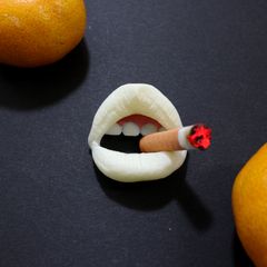 「LIPタバコ」ブローチ ホワイト