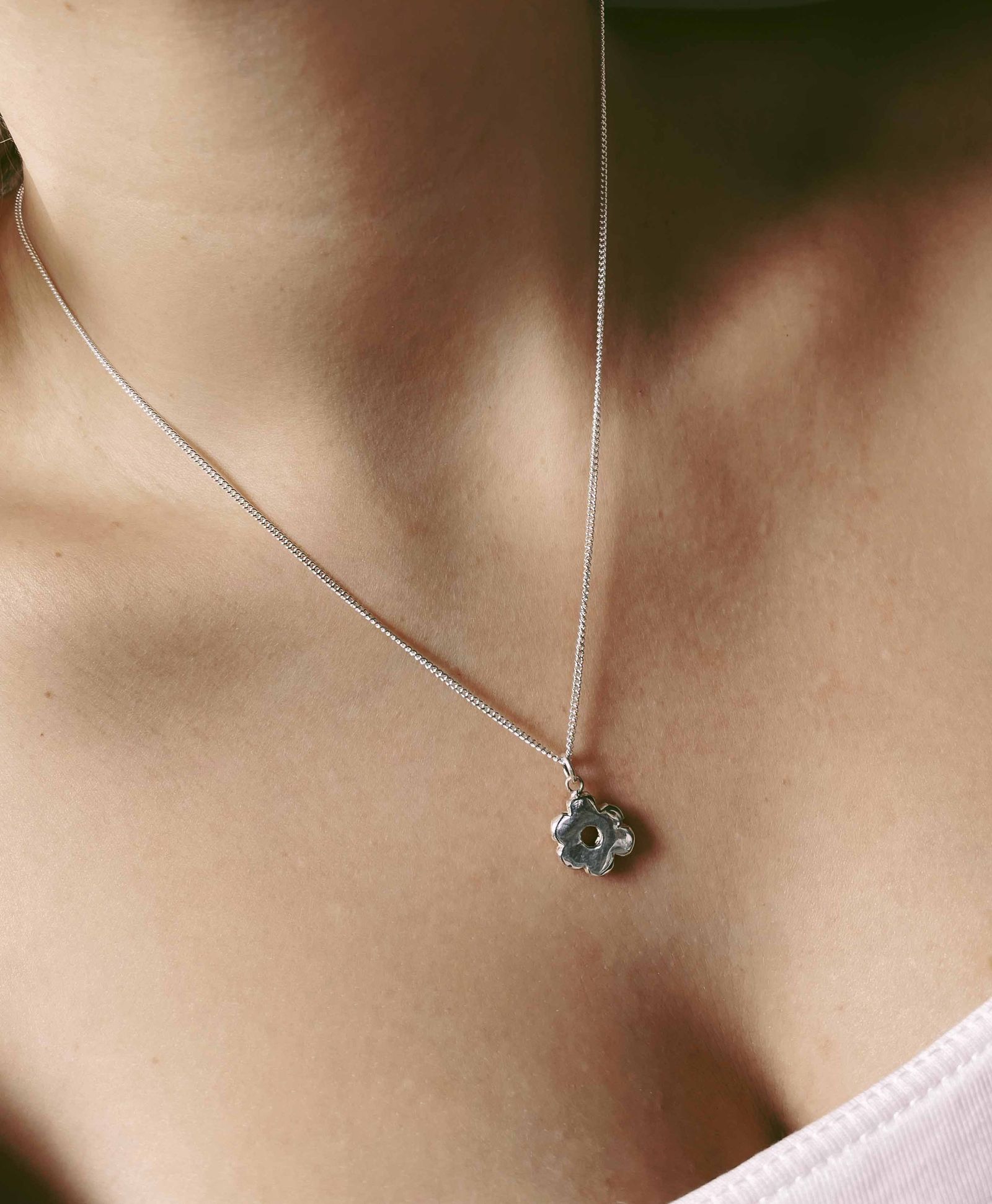 「Wonky Flower Charm Necklace」ネックレス