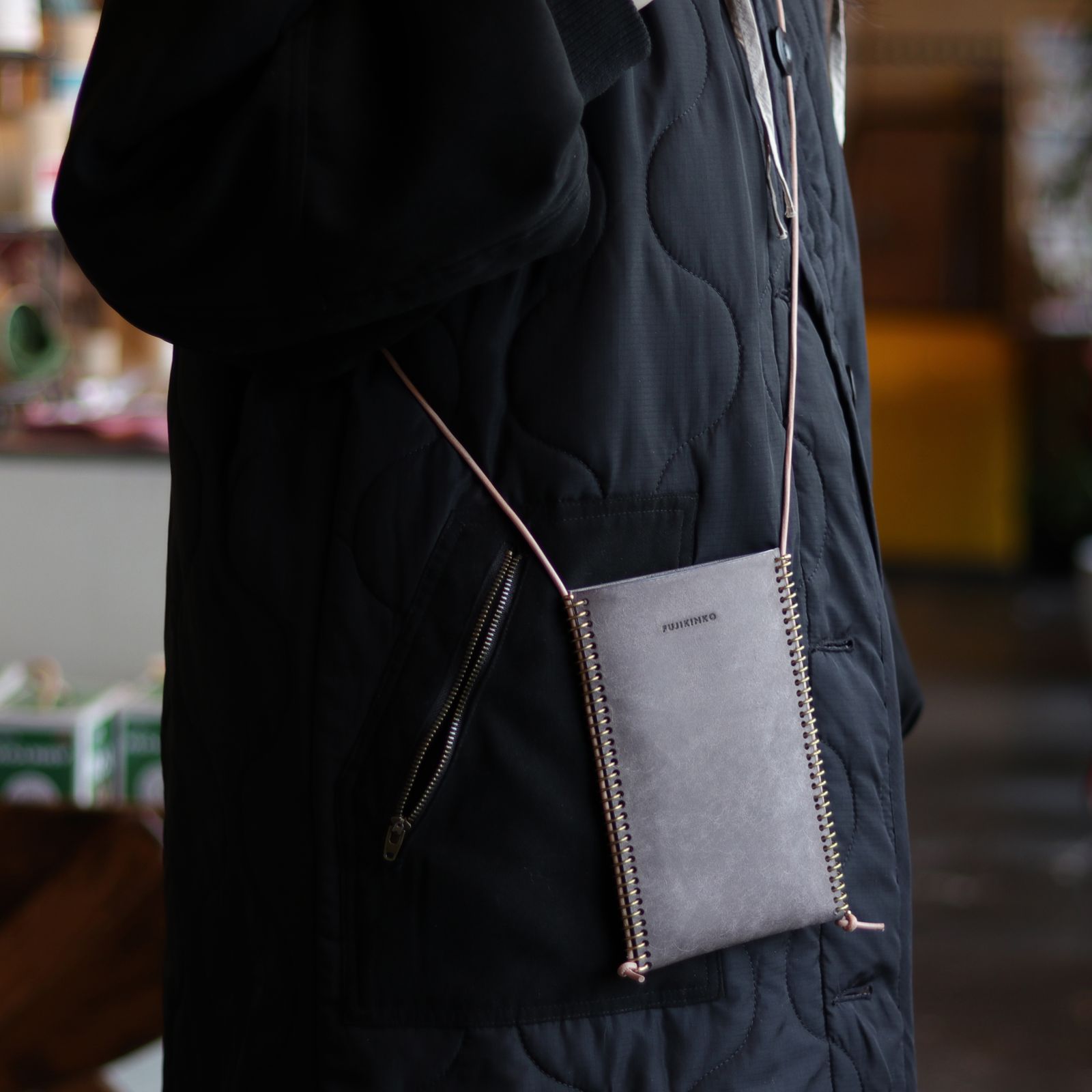 「TWIST 70 PHONE/CARD CASE」スマホショルダー ナチュラル×グレージュ