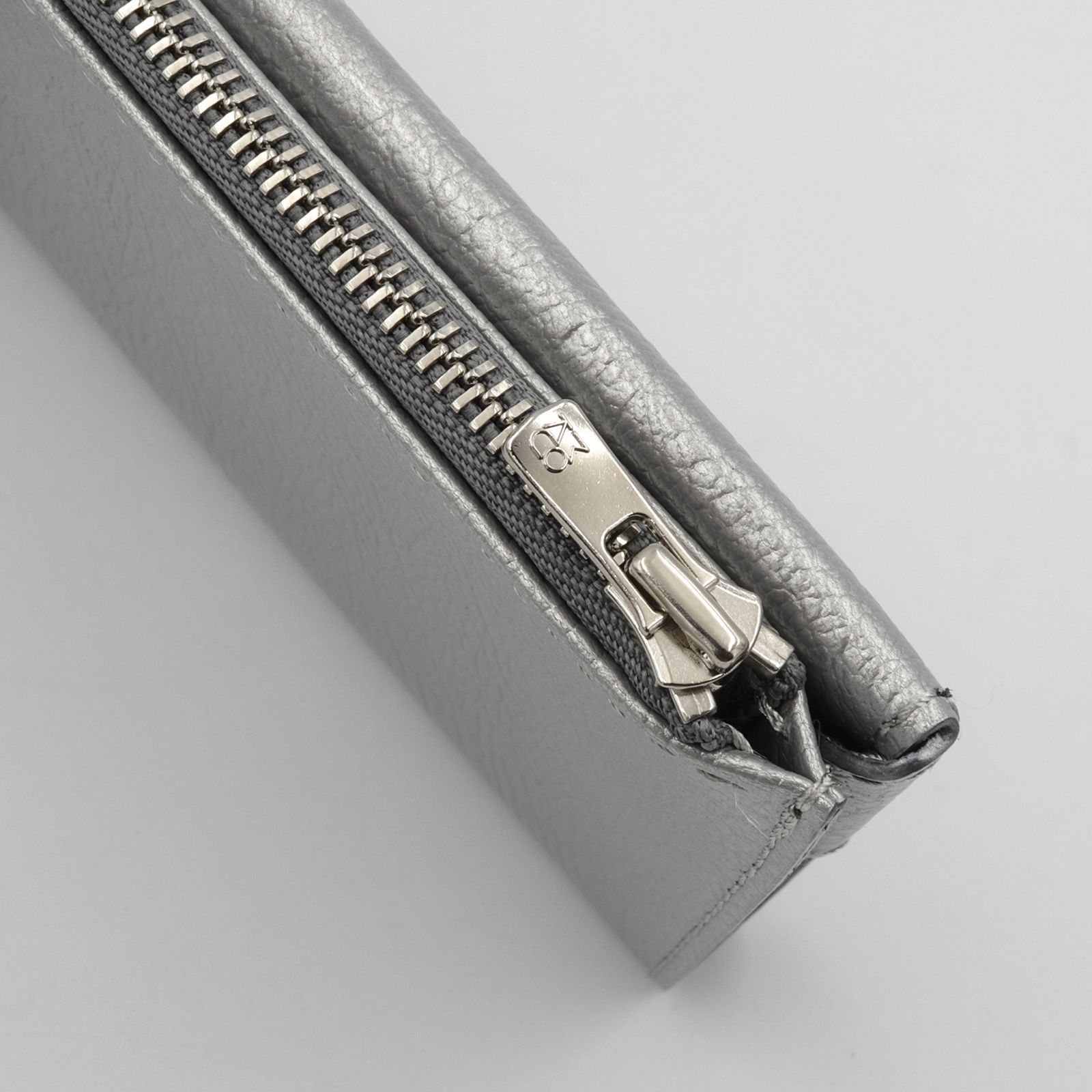 「小さく薄い長財布UNO ver.2 Plus Metallic Shrink」gunmetal silver