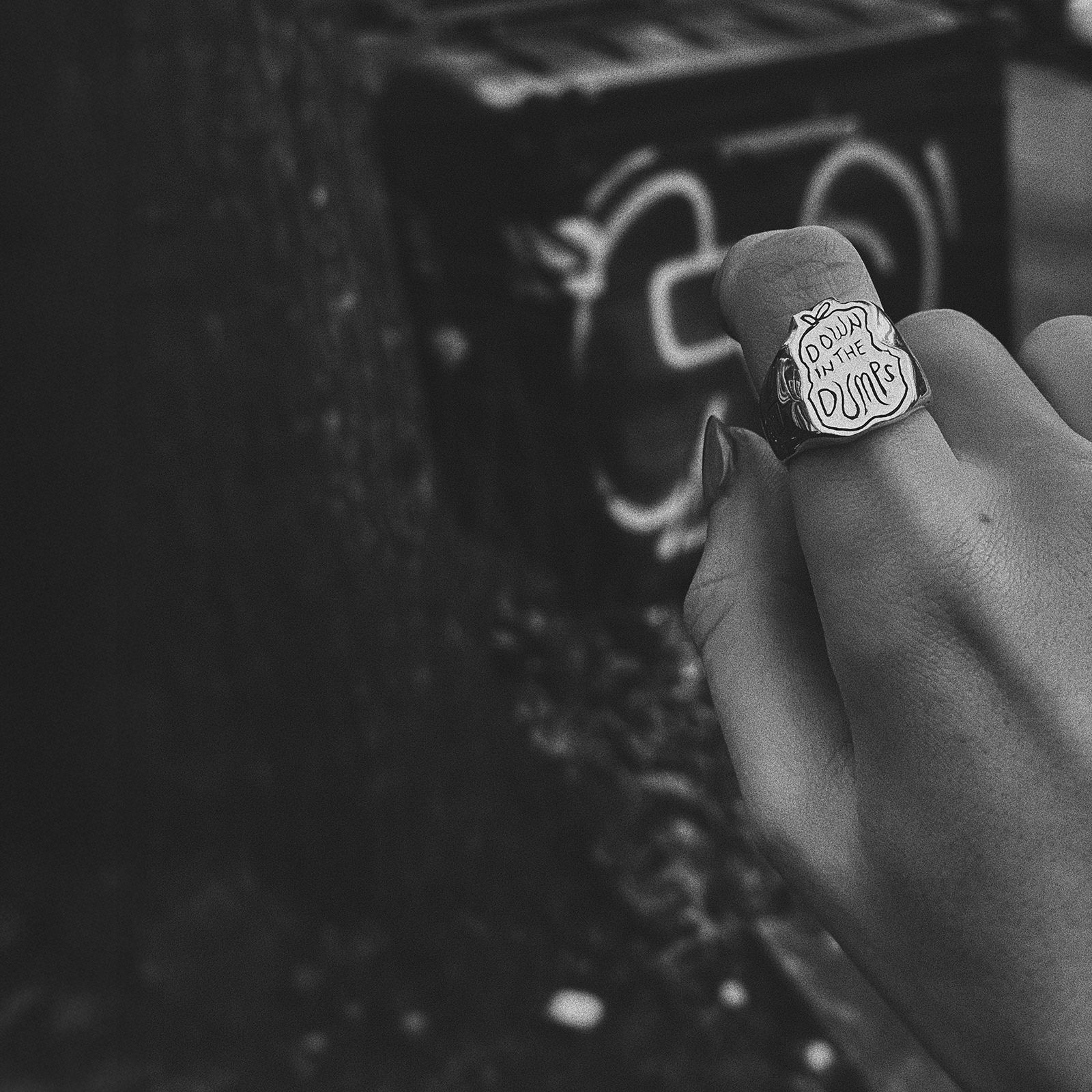 「Down in the Dumps Ring」リング