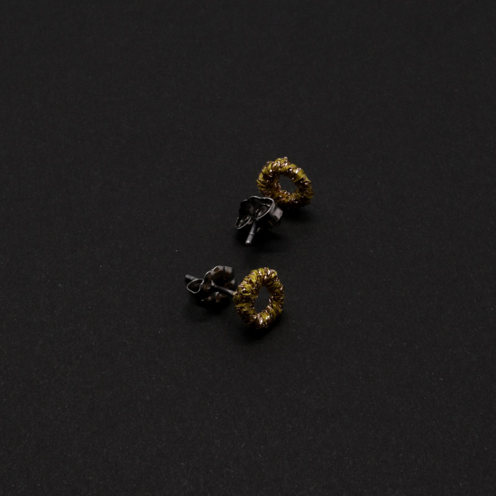 ラメラウンドピアス（特小）ゴールド