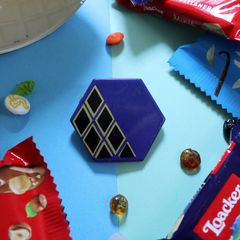 「70s ジオメトリックヘキサゴン」ブルー×ブラック ブローチ イギリス